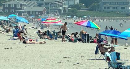 Quaint Neighborhood / Close to Beaches