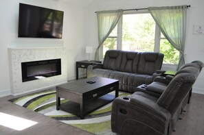 Smart TV, chimenea y libros