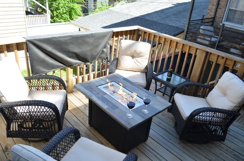 Spacious Downtown Chicago Condo with Spa Bath, King Bed, Patio, 3 Blocks to L