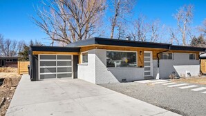 Uma casa moderna térrea com garagem, varanda coberta e entrada livre.