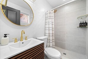 Secador de pelo, toallas