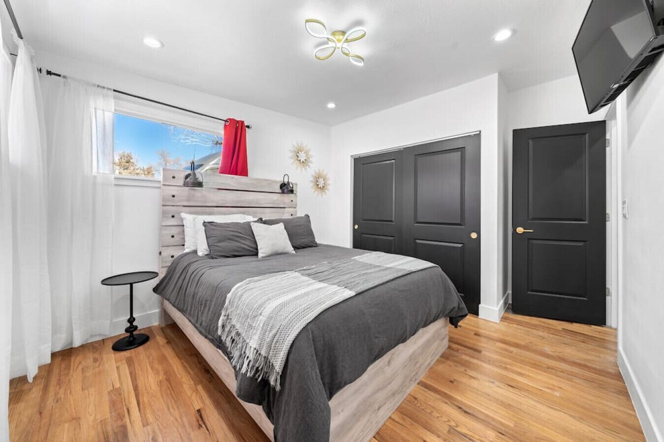 3 habitaciones, tabla de planchar con plancha, wifi y ropa de cama 