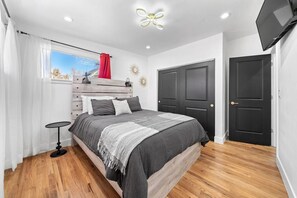 3 bedrooms, iron/ironing board, WiFi, bed sheets