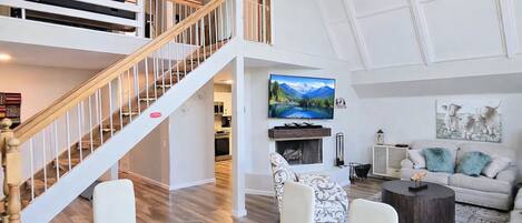 Smart TV, chimenea, futbolito y tenis de mesa