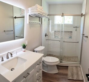 Shower, hair dryer, towels, soap -  Cozy Chalet Retreat in Banning, California Pets-Friendly! (Banning)