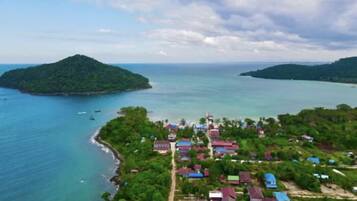 Fachada de la propiedad por la tarde o noche