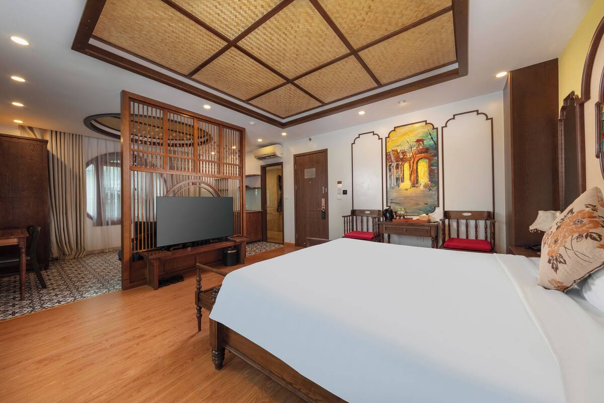 King Suite with Bathtub | 埃及棉床单、高档床上用品、记忆海绵床垫、客房内保险箱