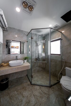 Deluxe Balcony Room | Bathroom | Free toiletries, hair dryer, bathrobes, slippers - Veshia Hotel & Spa (Hanoi)