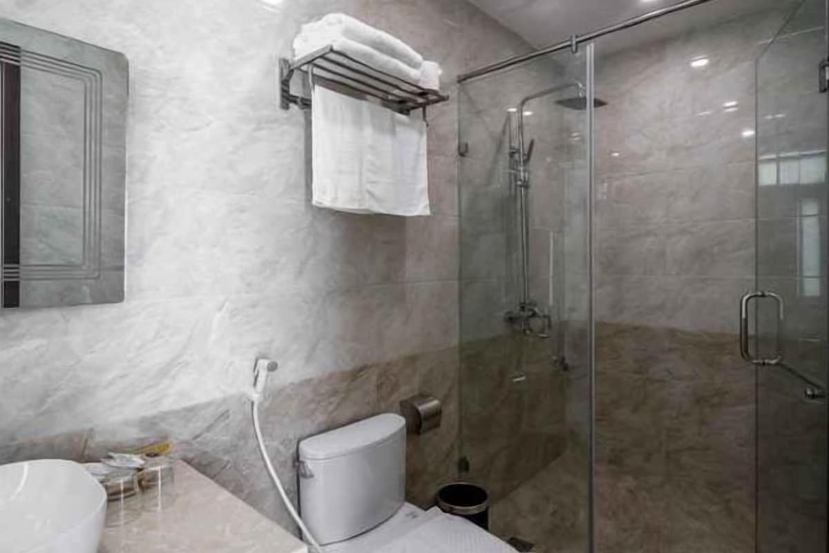 Baño | Amenidades de baño gratuitas, secadora de cabello, batas, pantuflas