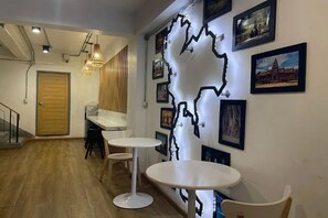 Lobby sitting area - Ora Hostel Bangkok (Bangkok)