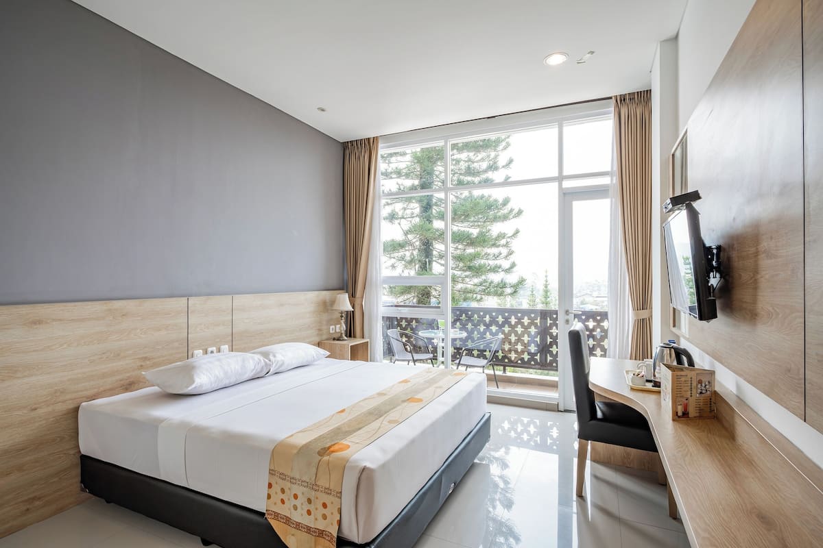 Executive kamer, balkon | 1 slaapkamer, een bureau, gratis wifi, beddengoed