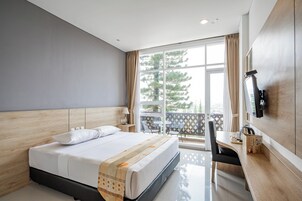 Escritorio, wifi gratis y ropa de cama 