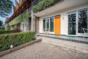 Desk, free WiFi, bed sheets - Hotel Pesona Ciwidey (Pasirjambu)