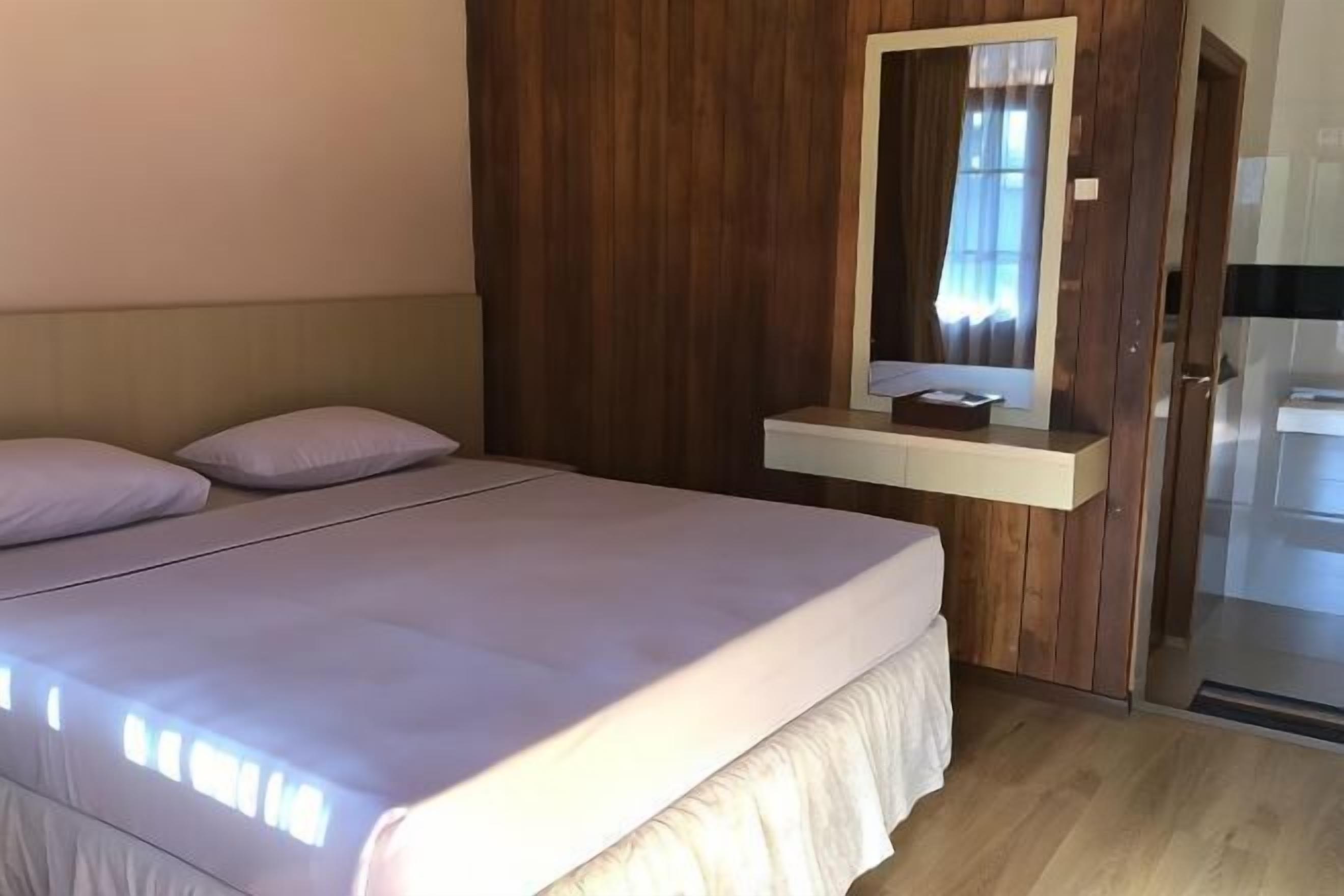 Desk, free WiFi, bed sheets