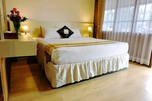 Desk, free WiFi, bed sheets - Hotel Pesona Ciwidey (Pasirjambu)