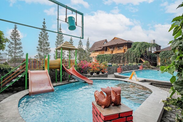 Outdoor pool - Hotel Pesona Ciwidey (Pasirjambu)