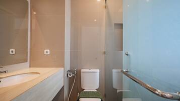 Executive Room, Balcony | Bathroom | Shower, rainfall showerhead, free toiletries, towels