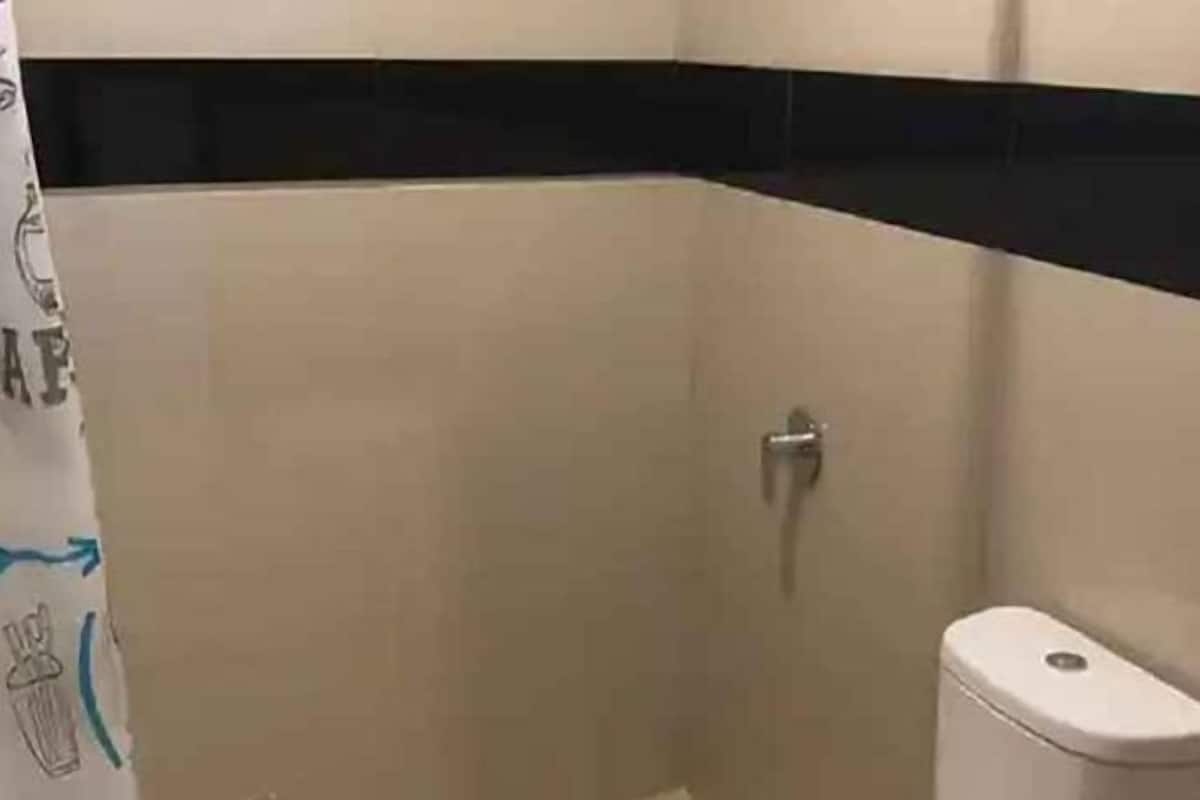 Badkamer | Een douche, een regendouche, gratis toiletartikelen, handdoeken