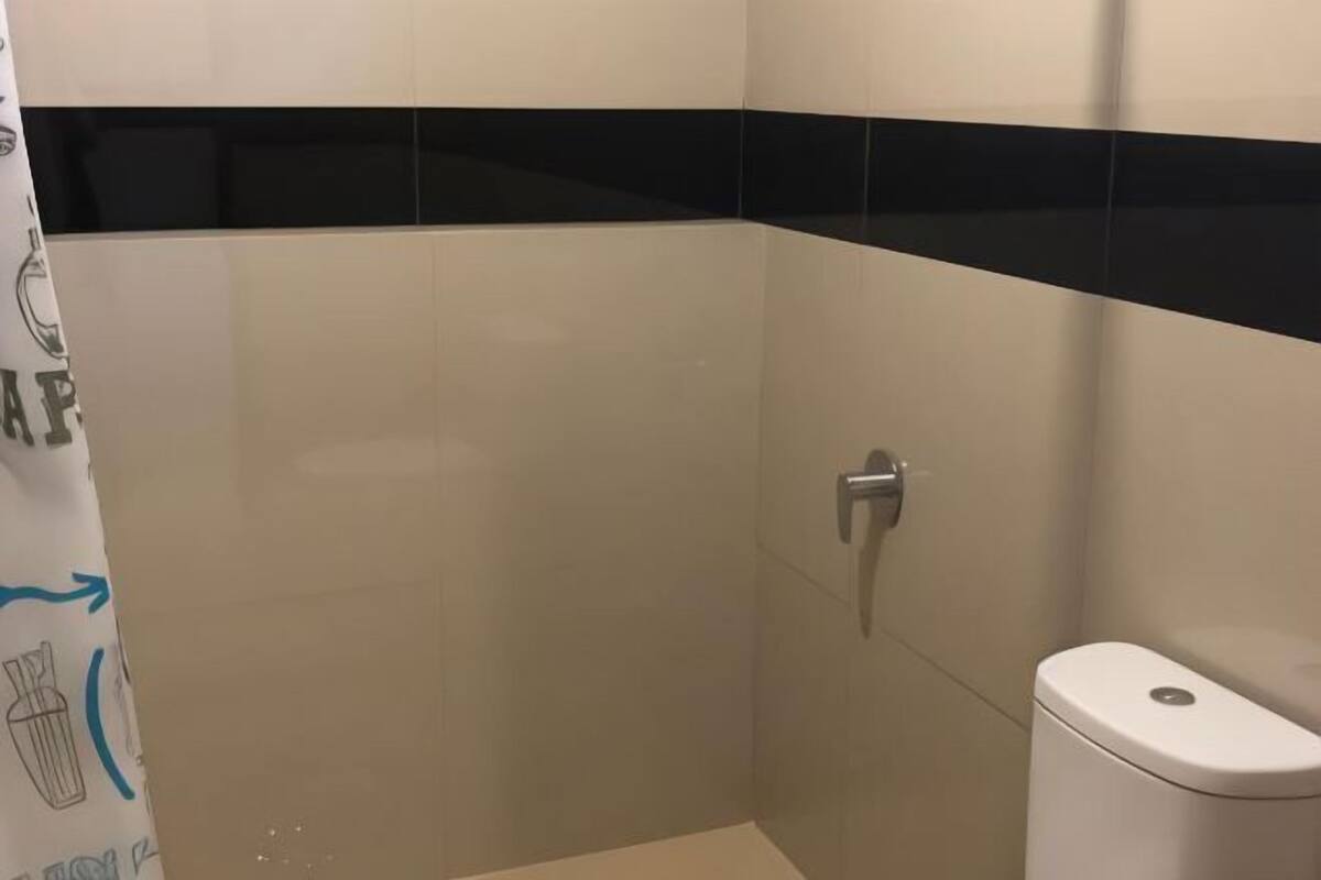 Kamar mandi | Shower, pancuran hujan, perlengkapan mandi gratis, dan handuk
