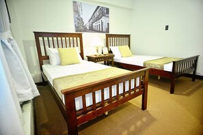 Desk, free WiFi, bed sheets - Metro Vigan Inn - Annex (Vigan)