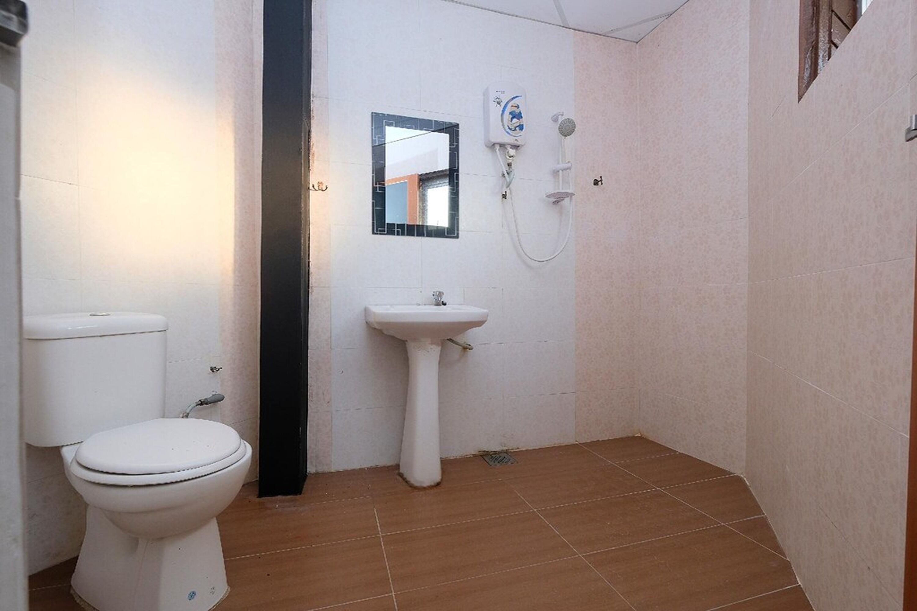 Ein kleines Badezimmer mit Toilette, Waschbecken und Dusche.