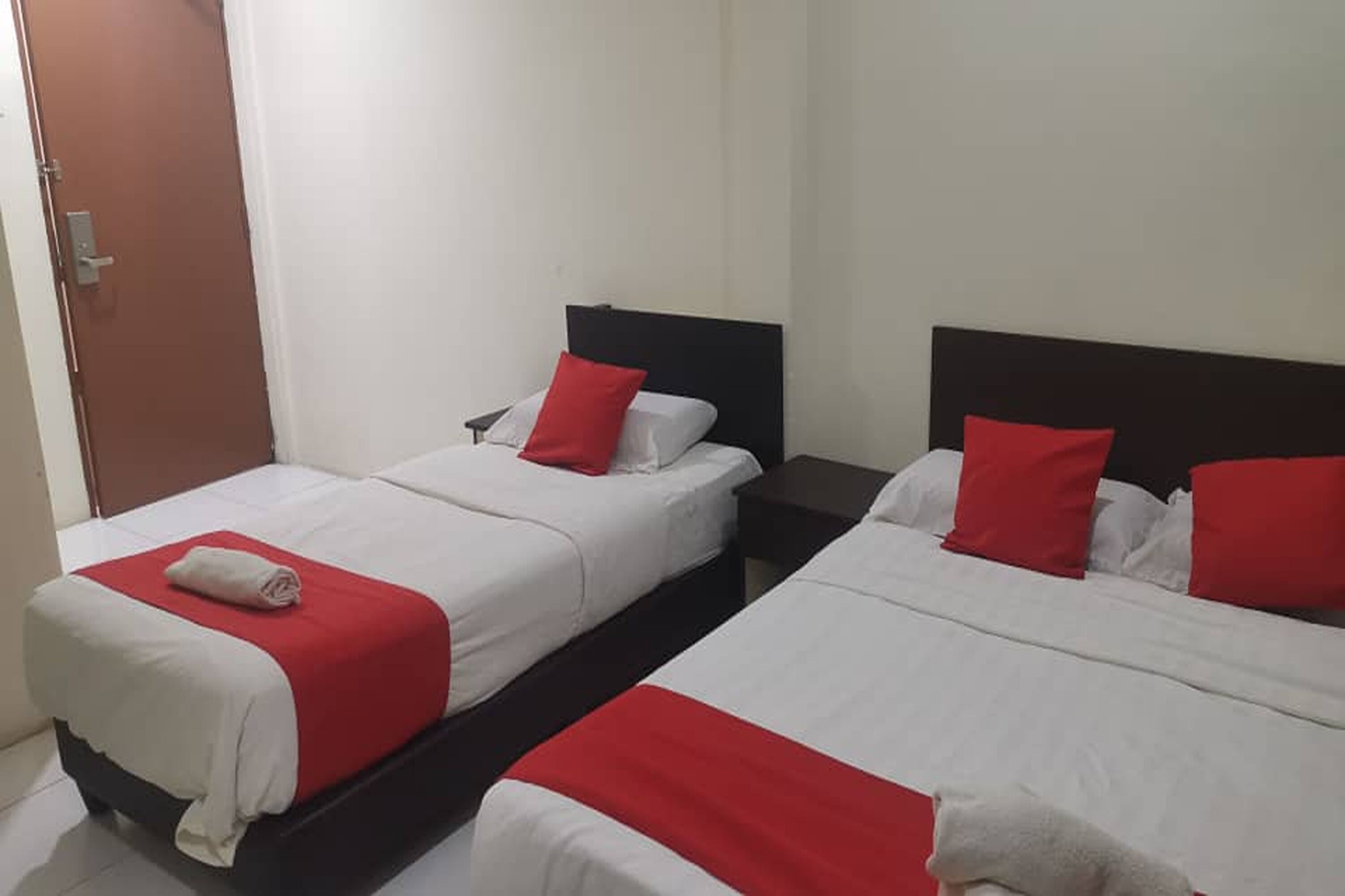 Premium bedding, desk, iron/ironing board, free WiFi