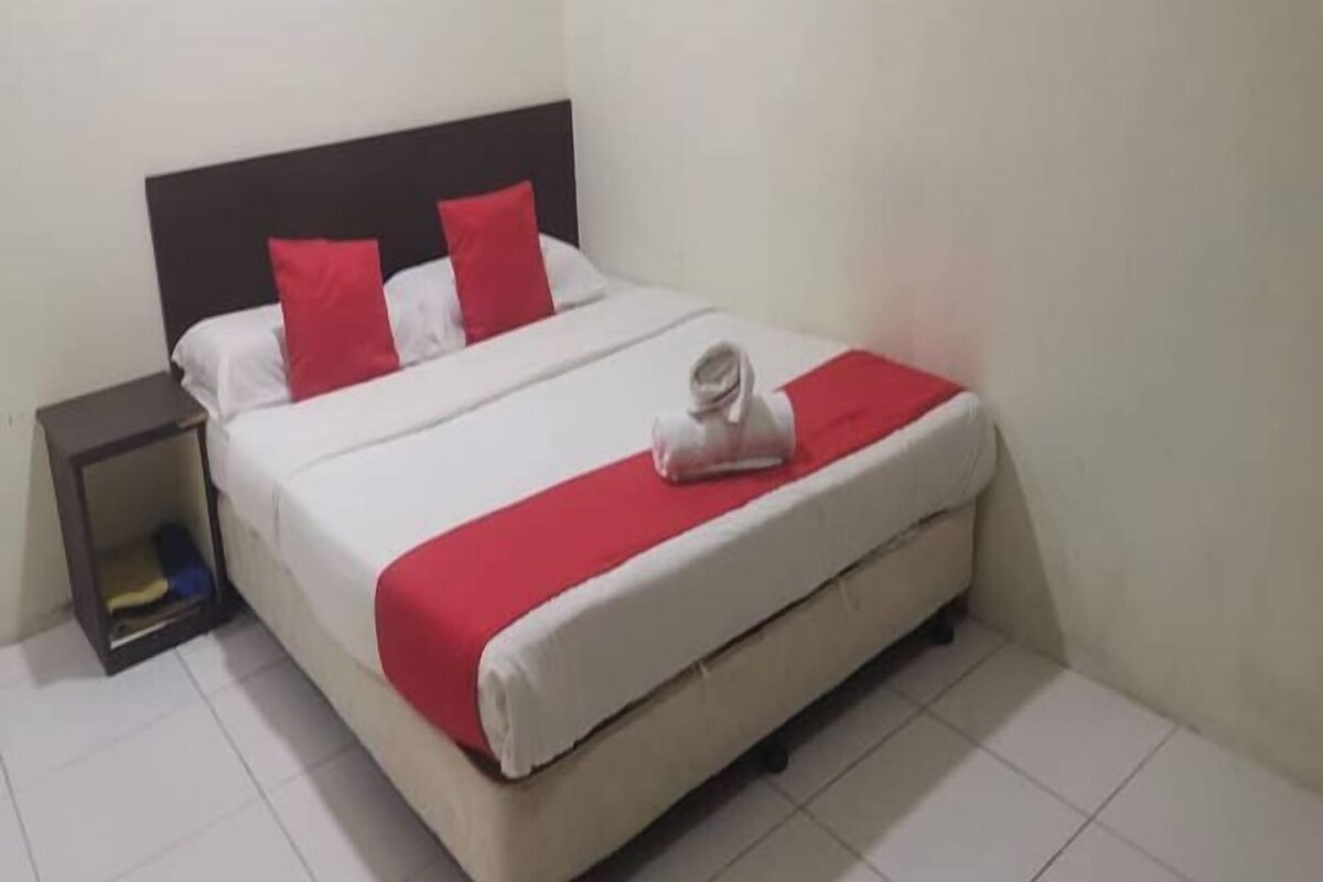 Premium bedding, desk, iron/ironing board, WiFi (free)