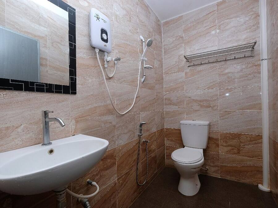 Un baño con lavamanos, inodoro y ducha.