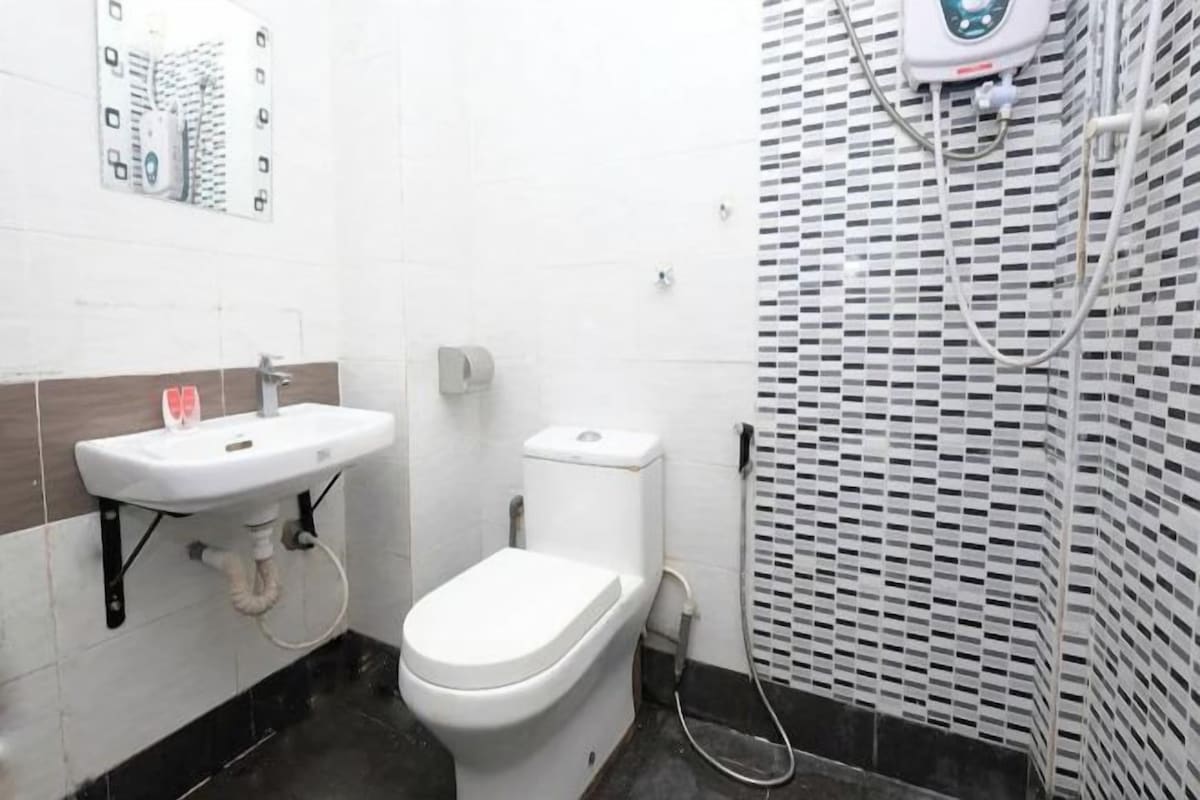 Un baño con inodoro, lavabo y ducha.