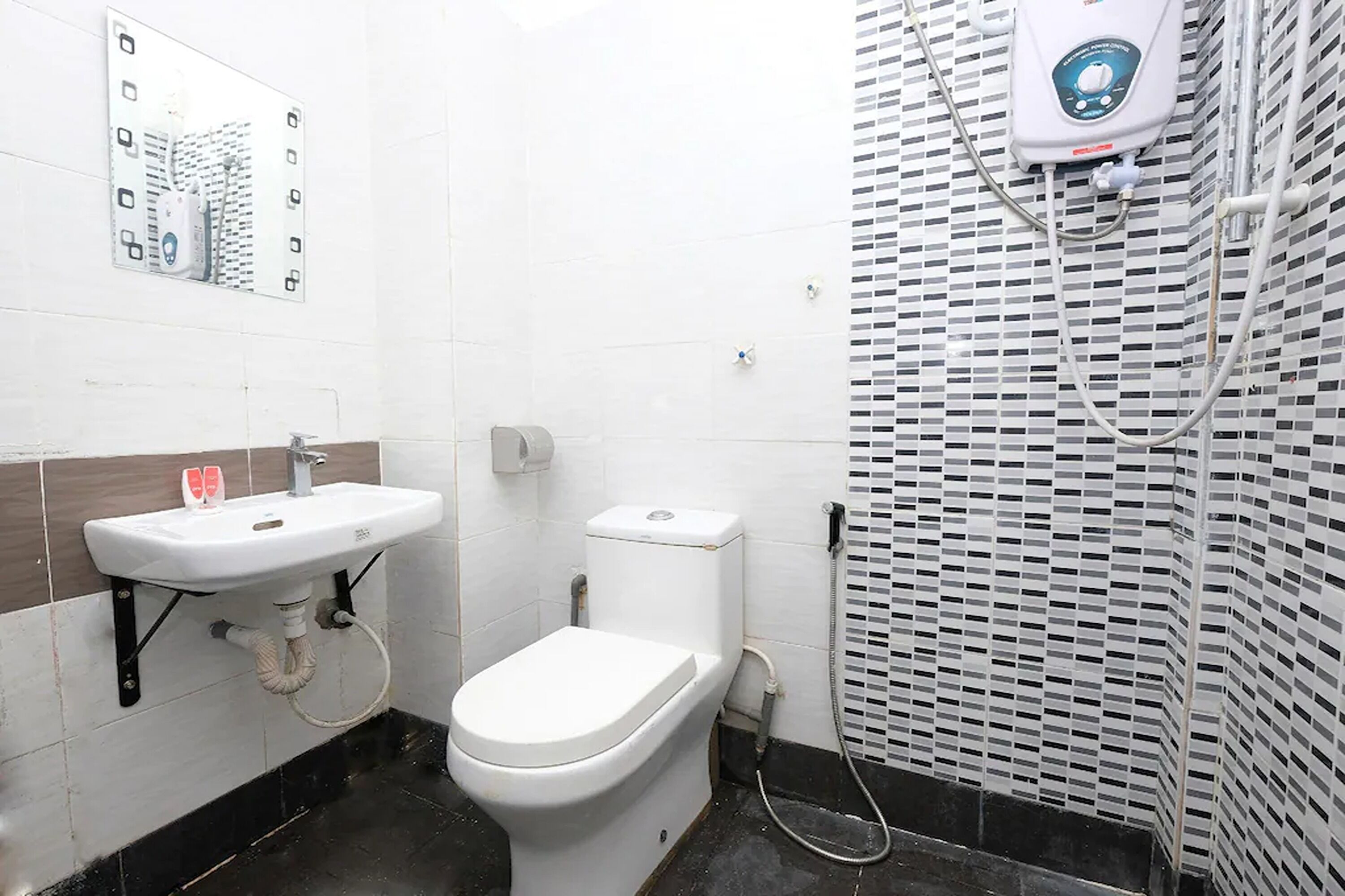 Un baño con inodoro, lavamanos y ducha.