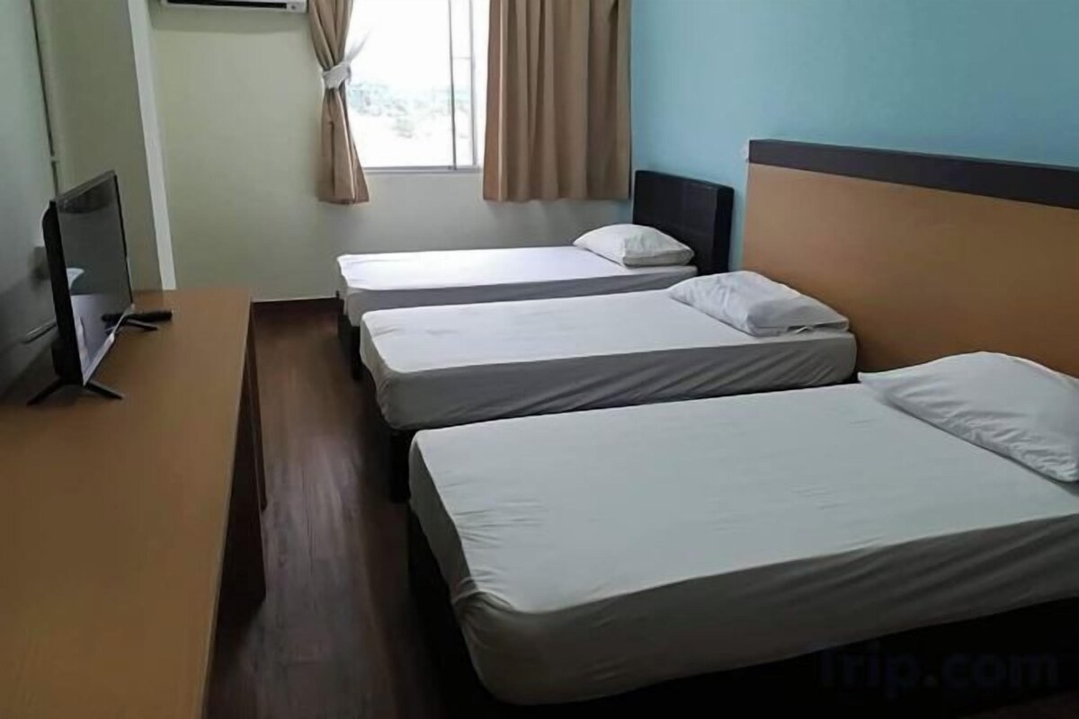 Escritorio, wifi gratis y ropa de cama 