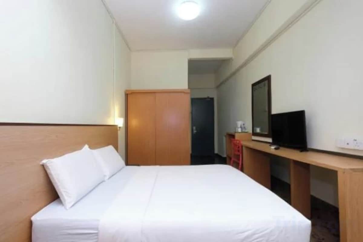 Escritorio, wifi gratis y ropa de cama 