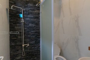 Villa, 3 chambres | Salle de bain | Douche, douche à « effet pluie », sèche-cheveux