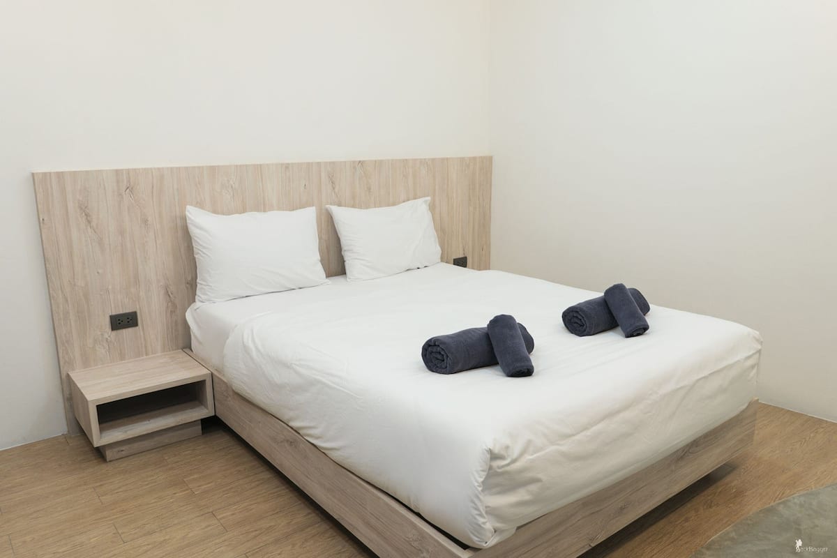 Standard Double Room | Desk, bed sheets