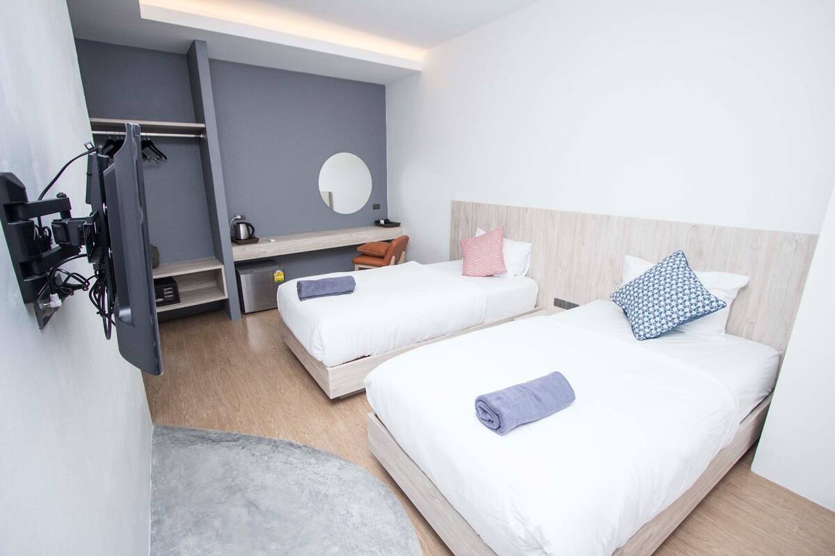 Standard Twin Room | Desk, bed sheets