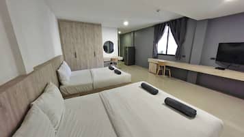 Escritorio y ropa de cama