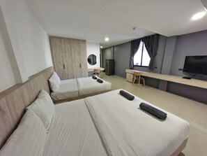 Kamar Keluarga | Meja kerja dan seprai linen