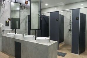 Shower, rainfall showerhead, free toiletries, hair dryer - All day hostel @ BTS Bang Chak (Bangkok)