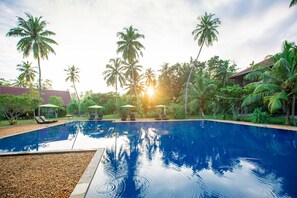 屋外プール、営業時間 8:00 ～ 20:00、ライフガード配置