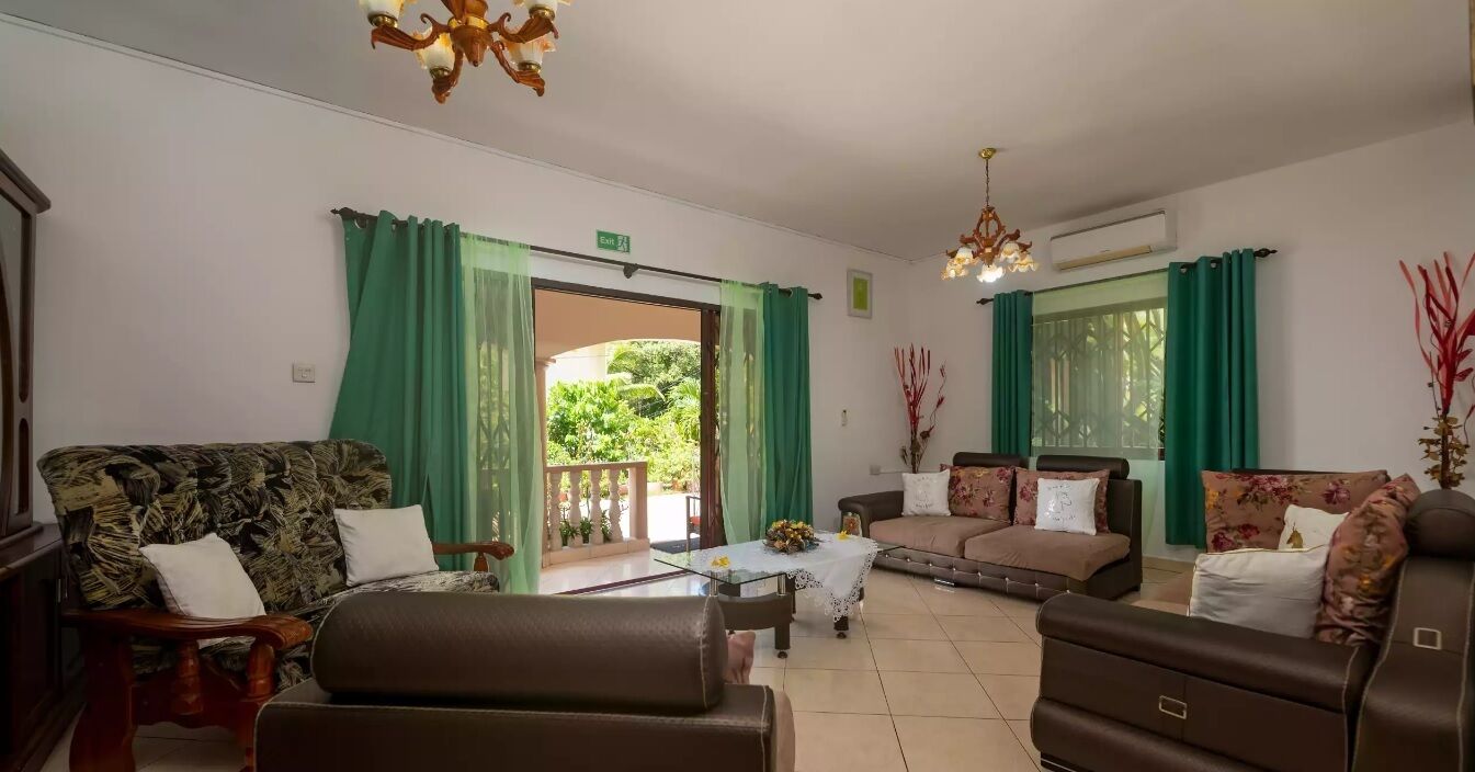 Classic Room | Living area | Flat-screen TV