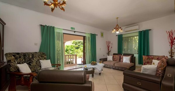 Classic Room | Living area | Flat-screen TV