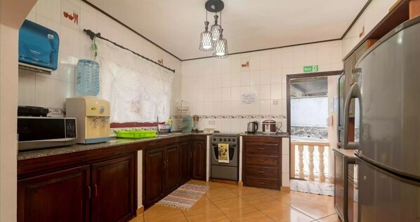 Classic Triple Room | Private kitchen | Microwave, toaster