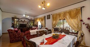 Classic Triple Room | Living area | Flat-screen TV