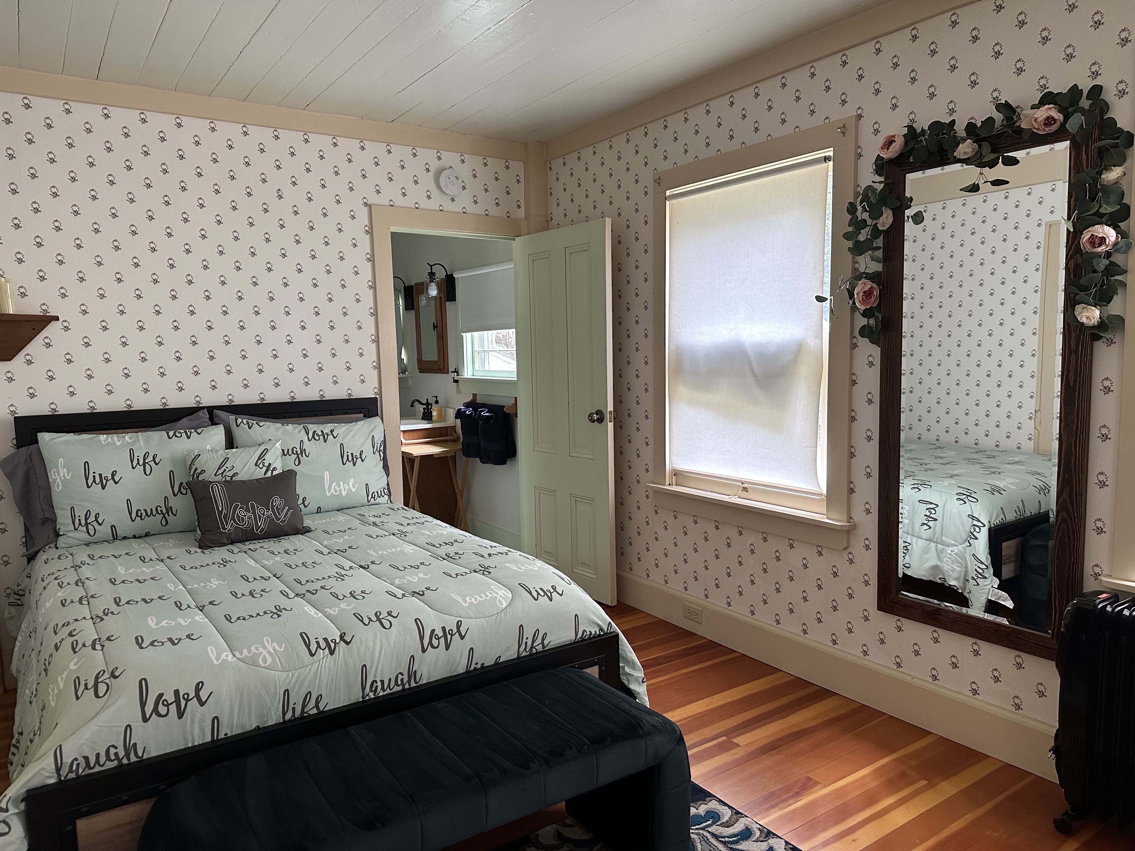 3 bedrooms, desk, iron/ironing board, WiFi