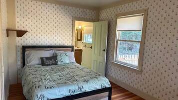 3 bedrooms, desk, iron/ironing board, WiFi