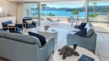 Lägenhet Deluxe | Vardagsrum | 40-tums LCD-tv med digitalkanaler och tv