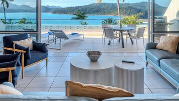 Deluxe appartement | Woonruimte | Een 40-inch lcd-televisie met digitale zenders en een televisie