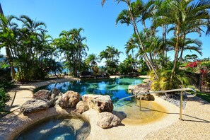 حمّام سباحة خارجي