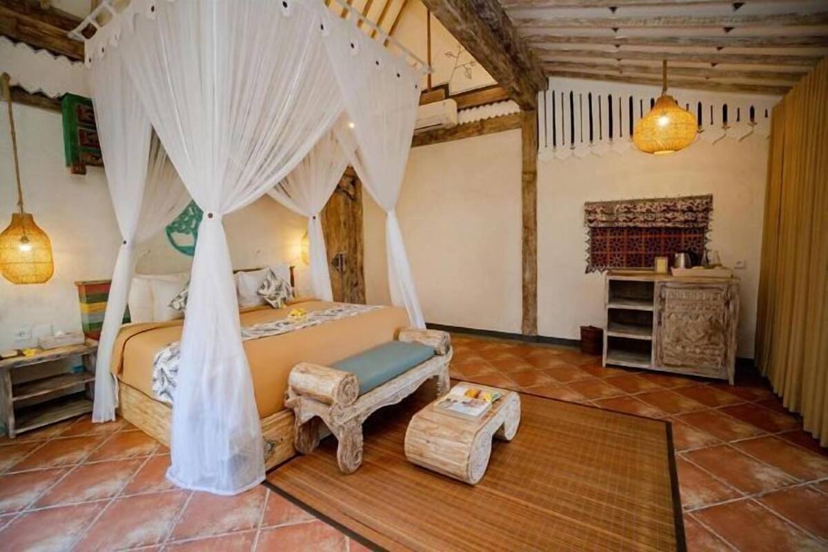 2 dormitorios, colchones con acolchado adicional, minibar y caja fuerte