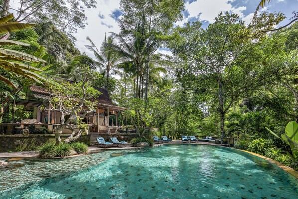 Outdoor pool, sun loungers - Pramana Giri Kusuma (Payangan)